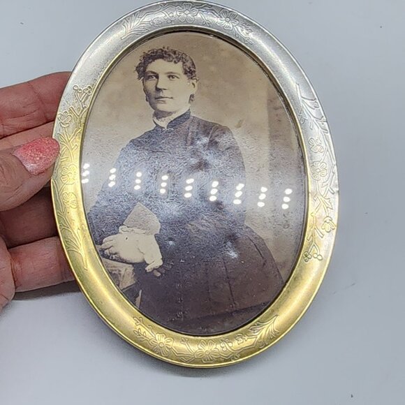 Antique Gold Tone Picture Frame Photograph of Victorian Woman Embossed Flowers 4 - Picture 11 of 11